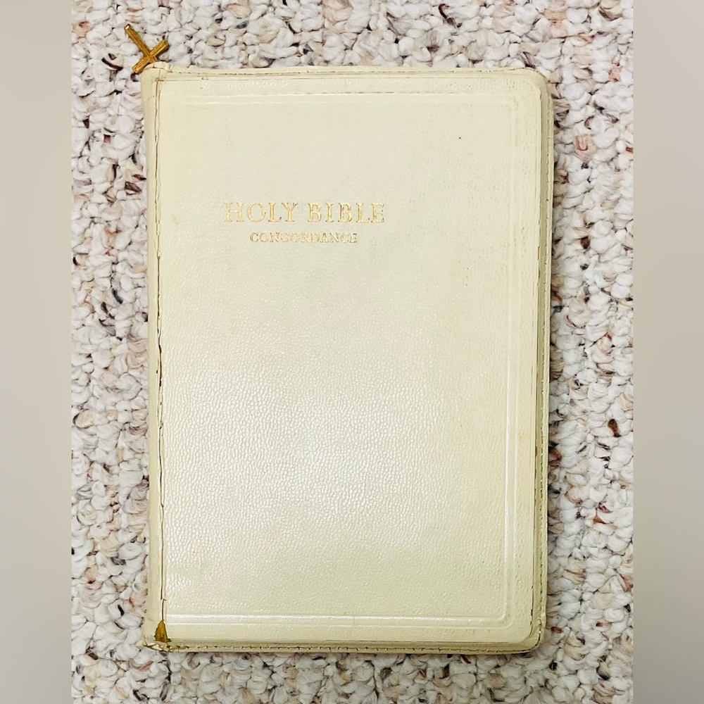White Leather Holy Bible Concordance, with Zipper